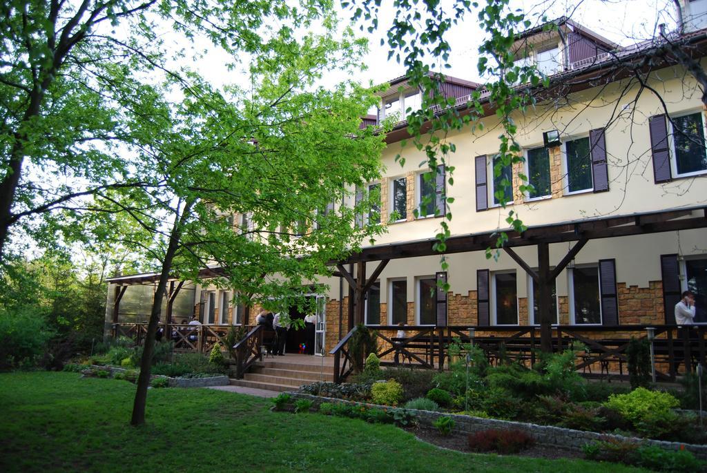 Bed and Breakfast Park Na Wojskiego Марки Экстерьер фото